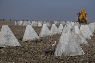 Vybudovaná linie ukrajinských opevnění znamená str...